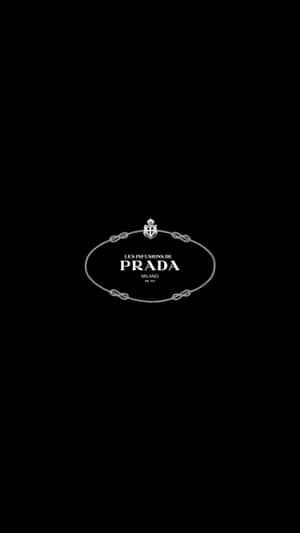 黑色背景上的白色Prada標誌，帶有裝飾繩邊和皇冠徽章。 — Prada 壁紙
