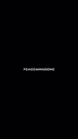 黑色背景，中央白色文字寫著 PEACEMINUSONE。 — Off white 標誌 壁紙