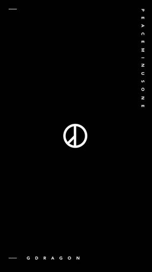 黑色背景，帶有白色和平符號及文字 PEACEMINUSONE 和 GDRAGON。 — Peaceminusone 壁紙
