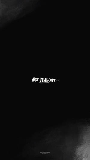 深色背景，白色手寫文字寫著 not dead yet — Megalobox 壁紙