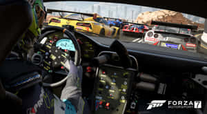 《極限競速7》中賽車手駕駛艙視角，多輛賽車在沙漠峽谷賽道上行駛。 — iMac 壁紙