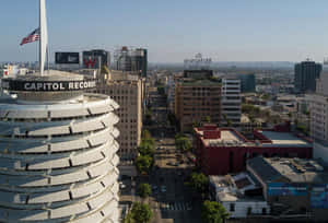 洛杉磯的 Capitol Records 大樓，周圍城市景觀，天空晴朗。 — 華盛頓首都隊 壁紙