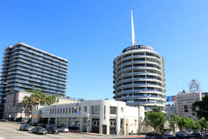 好萊塢的 Capitol Records 大樓，棕櫚樹和城市交通，晴朗的藍天。 — 華盛頓首都隊 壁紙