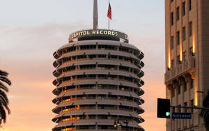 日落時分的 Capitol Records 大樓，棕櫚樹和好萊塢標誌清晰可見 — 華盛頓首都隊 壁紙