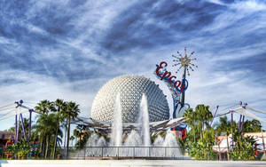 藍天下帶有噴泉和棕櫚樹的 Epcot 球體 — 藍天 壁紙