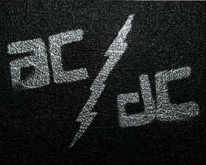 AC/DC樂團標誌以銀色呈現於黑色皮革紋理上。 — Acura 壁紙