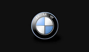 BMW標誌，藍白四分之一圓，黑色背景 — Mercedes Benz C300 壁紙