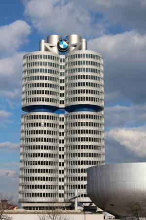 藍天白雲下的BMW總部大樓 — Mercedes-Benz 壁紙