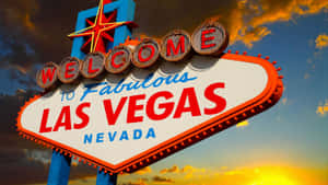 歡迎來到日落時分帶有橙色雲彩的 Fabulous Las Vegas 標誌。 — 異塵餘生：新維加斯 壁紙