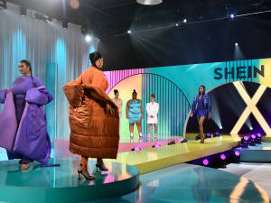 模特兒在 SHEIN X 活動中穿著大膽時尚走過色彩繽紛的走秀。 — 伸展台 壁紙