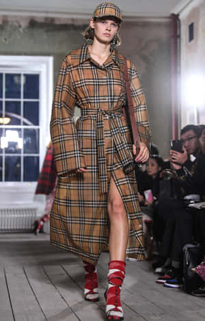 模特兒穿著格紋風衣和紅色靴子走秀 — Burberry 壁紙