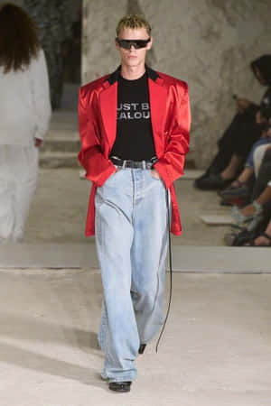 模特兒穿著紅色緞面西裝外套和牛仔褲走秀 — Vetements 壁紙