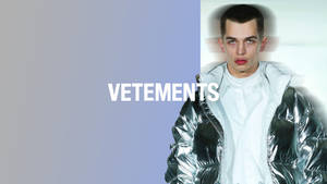 模特兒穿著銀色羽絨外套和白色襯衫，藍白背景上有VETEMENTS文字。 — Vetements 壁紙