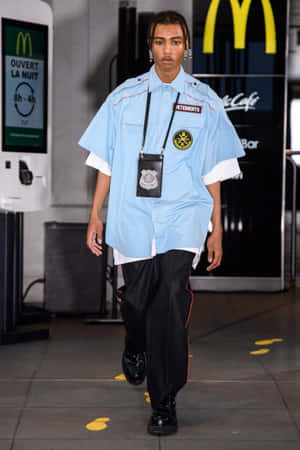 穿著麥當勞主題制服的模特兒在夜間餐廳中行走。 — Vetements 壁紙