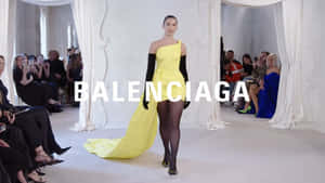 模特兒在 Balenciaga 時裝秀上穿著黃色連衣裙走天橋。 — 巴黎世家 壁紙