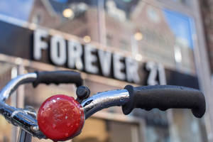 Forever 21商店櫥窗前濕的自行車把手連紅色鈴鐺。 — 永遠21 壁紙