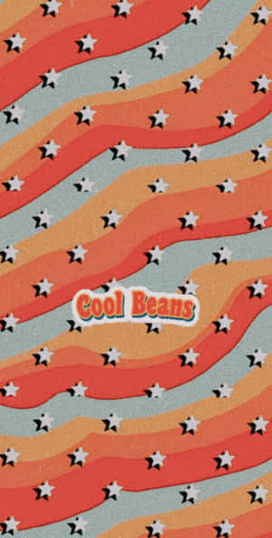 橙藍綠色的波浪條紋，帶有白色星星和「Cool Beans」文字。 — 復古90年代風格 壁紙