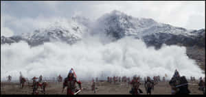 武士在白雪覆蓋的山地戰場上戰鬥，煙霧瀰漫。 — 木蘭 壁紙