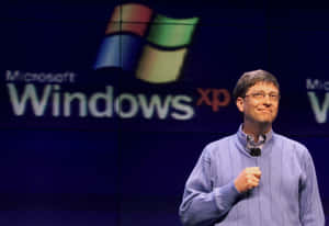 比爾·蓋茲在台上展示Microsoft Windows XP時微笑。 — 比爾蓋茲 壁紙