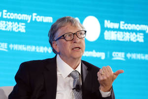 比爾·蓋茲在商業論壇上戴著眼鏡和西裝發言。 — 比爾蓋茲 壁紙