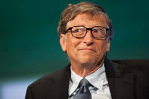 比爾蓋茲穿著西裝打領帶，若有所思地看向一旁。 — MacBook Air M3 壁紙