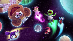 Muppet角色在太空飛翔，周圍有色彩繽紛的行星和星星。 — 妙妙熊仔 壁紙