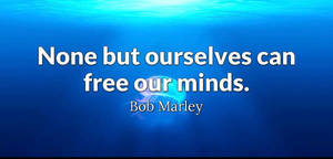 藍色海洋中發光水母和Bob Marley的水下引言。