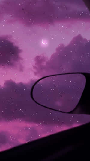汽車側鏡反射出帶有新月的紫色星空夜空。 — 霓虹粉紅美學 壁紙