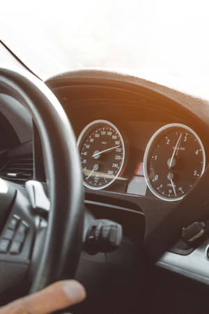 汽車儀表板，速度計和轉速計被陽光照射。 — 小米平板 9 Pro 壁紙