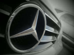 汽車格柵上賓士星形標誌的特寫，背景模糊。 — Mercedes Benz C300 壁紙