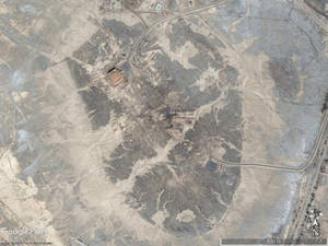 乾燥沙漠山谷的衛星圖像，包含道路和建築物。 — 伊拉克 壁紙