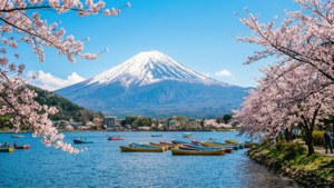 春天湖上的富士山、櫻花和船隻 — 日本 壁紙