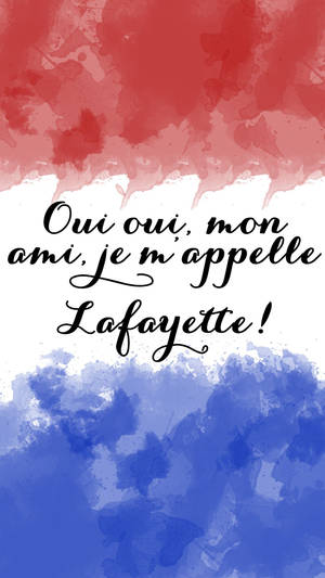 法國三色水彩背景，草書文字寫著「Oui oui mon ami je m'appelle Lafayette」 — 漢密爾頓 壁紙