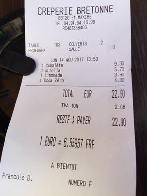 法國可麗餅店收據，顯示項目及總費用於木桌上。 — 比爾 壁紙