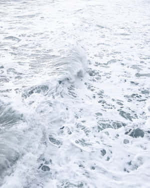 泡沫海浪在冷灰色和白色的調色板中翻滾。 — 波浪 壁紙