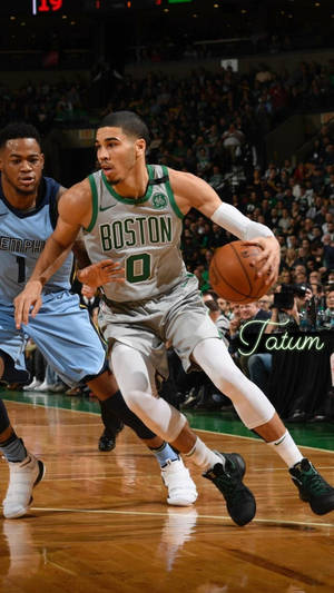 傑森·塔圖姆在NBA比賽中運球，防守球員在附近 — 傑森·塔圖姆 壁紙