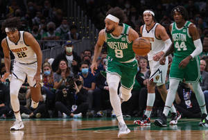 波士頓塞爾提克球員在NBA比賽中運球越過丹佛金塊防守球員。 — 運動 壁紙