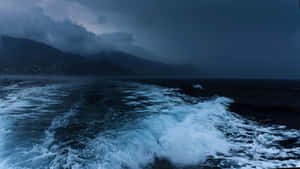 陰暗的暴風雨海洋，白色泡沫拍打著遠山。 — 海洋 壁紙