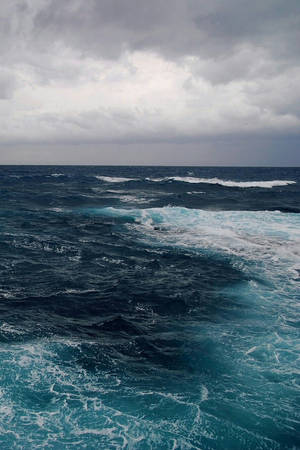 在暴風雨的天空下，黑暗的雲層中，洶湧的海浪。 — 海洋 壁紙