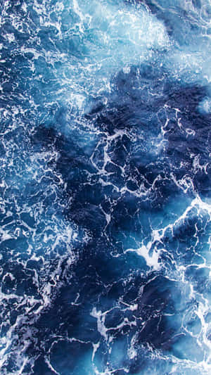 洶湧海浪拍打深藍海水，帶有白色泡沫。 — 海洋桌面 壁紙