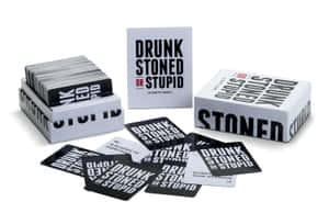 白色背景上的 Drunk Stoned or Stupid 派對遊戲卡片和盒子 — 書本美學 壁紙