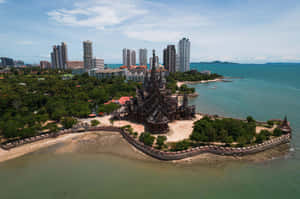 海邊半島上的真理寺廟，背後有城市天際線。 — 海灘 壁紙