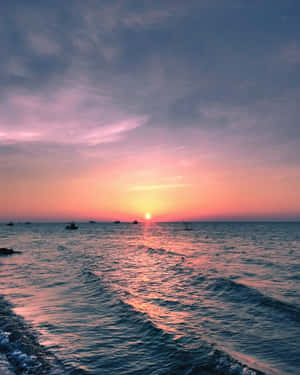 海洋日落，船隻和色彩繽紛的天空 — 海灘 壁紙