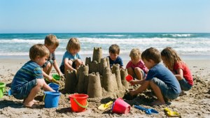 孩子們在陽光明媚的海灘上建造沙堡，伴隨著海浪。 — 小孩動圖 壁紙