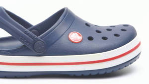 海軍藍色 Crocs 木屐，紅白條紋鞋底。 — Crip 壁紙