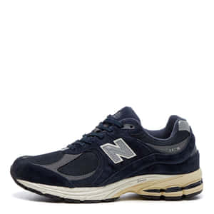 海軍藍色 New Balance 2002R 運動鞋，米色鞋底和銀色標誌。 — New Balance 壁紙