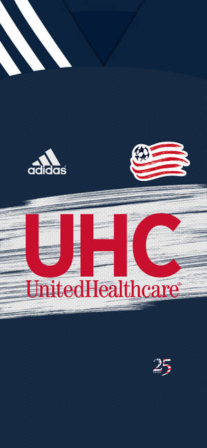 海軍藍色足球球衣，帶有白色條紋和紅色 UHC UnitedHealthcare 標誌。 — 運動 壁紙