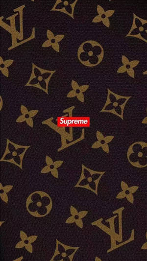 Louis Vuitton 字母圖案，帶有紅色 Supreme 標誌覆蓋。
