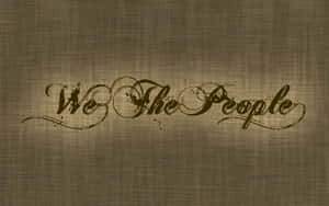 在帶有紋理的布料背景上以優雅草書呈現的 We The People 文字 — 全人類 壁紙