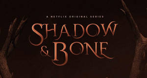 Netflix 影集《Shadow & Bone》的華麗銅色字體標題被深色樹枝框住。 — 暗影與骨骸 壁紙